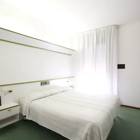 Iris Hotel 3*
