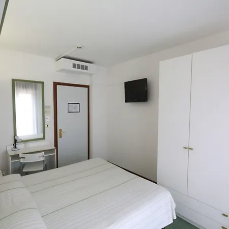 Iris Hotel 3*
